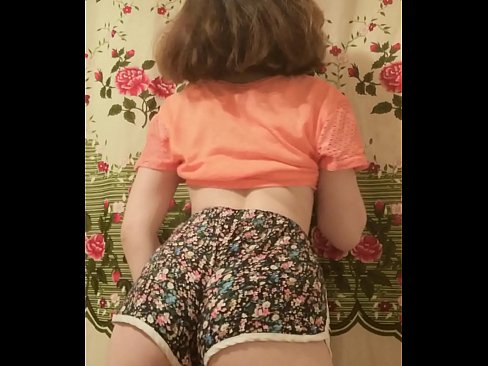 ❤️ 性感的年轻宝贝在镜头前脱下她的短裤 ️ Fucking video