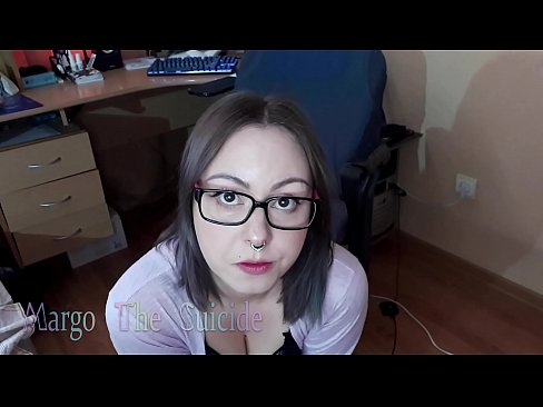 ❤️ 性感的眼镜女孩在镜头前深深地吸吮假阳具 ️ Fucking video
