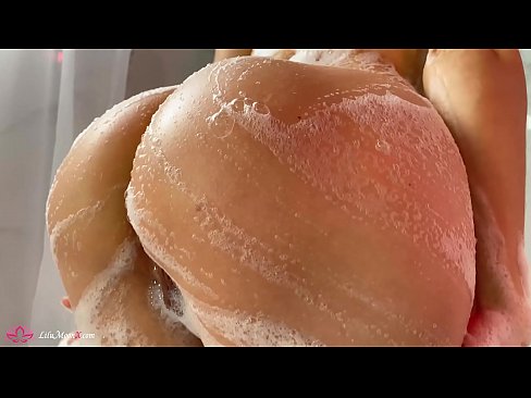 ❤️ 布鲁内特在淋浴时用振动器自慰阴部达到强烈的高潮 ️ Fucking video