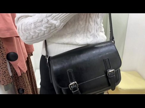 ❤️ 年轻婊子FeralBerry在试衣间用假阳具公开自慰 ️ Fucking video