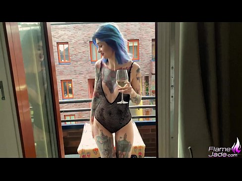 ❤️ 巨大的女孩大口吸吮，在空旷的天空下热情地做爱 ️ Fucking video